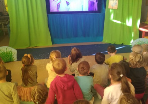 Dzieci z zaciekawieniem oglądają "Królową Śniegu"
