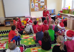 Nauczycielka przybliża dzieciom tradycje mikołajkowe w Polsce i innych krajach