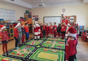 Dzieci rozmawiają ze Świętym Mikołajem, zapraszają go na uroczystość choinkową