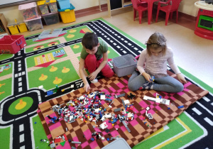 Zabawy klockami LEGO na dywanie