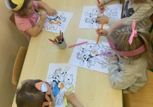 Dzieci kolorują rysunki Kubusia Puchatka
