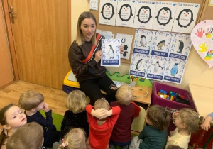 Dzieci słuchają informacji i ciekawostek na temat pingwinów