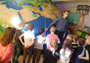 Dzieci rozmawiają na temat kuli ziemskiej