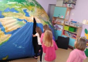 Dzieci wchodzą do mobilnego planetarium
