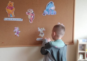 Dzieci przyporządkowują ilustracjom odpowiednie napisy
