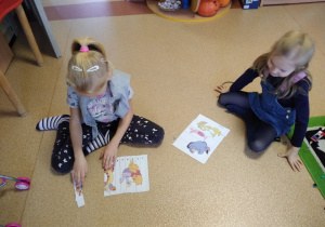 Dziewczynki układają puzzle 5-cio i 10-cio elementowe z bohaterami bajki "Kubuś Puchatek"