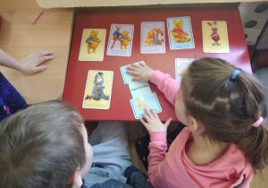 Dzieci rozwiązują zagadki o Kubusiu Puchatku i jego przyjaciołach