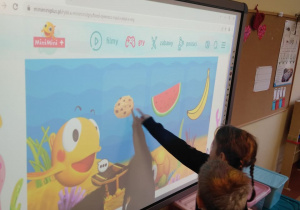 Dzieci utrwalają znajomość języka angielskiego dzięki grze interaktywnej