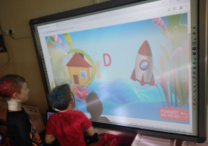 Dzieci wyróżniają pierwszą głoskę w wyrazach dzięki grze interaktywnej