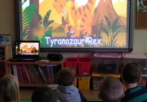 Dzieci poznają wybrane gatunki dinozaurów oglądając film edukacyjny na kanale youtube