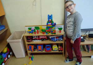 Chłopiec zbudował z klocków dinozaura