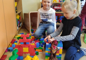 Dzieci z klocków budują dinozaury