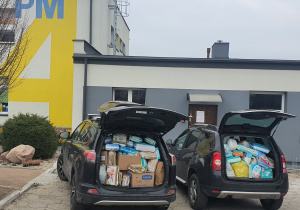 Dwa samochody zapakowane po brzegi artykułami dla najmłodszych mieszkańców Ukrainy