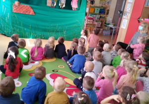 Dzieci oglądają teatrzyk kukiełkowy "Piotruś Pan"