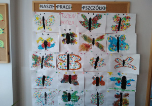 Galeria prac dzieci - motyle malowane palcami