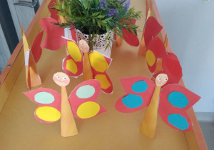 Motyle wykonane przez dzieci ozdabiają hol przedszkola