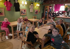 Dzieci siedzą przy stolikach w Baśniowej Kawiarence