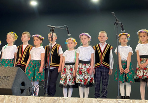 Dzieci na scenie czekają na swój występ