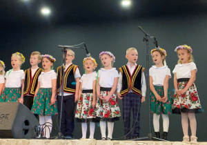 Dzieci na scenie śpiewają piosenkę o Wielkanocy