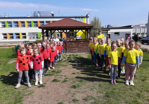 Dzieci podzielone na drużyny "czerwonych" i "żółtych" pozują do zdjęcia