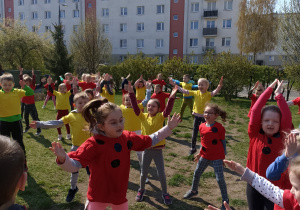 Dzieci w ogrodzie przedszkolnym wykonują "Pajacyki"