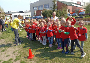 Dzieci z grupy "Biedronek" pozują do zdjęcia z medalami
