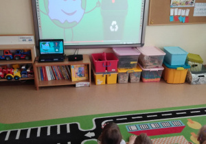 Dzieci oglądają film edukacyjny o recyklingu