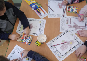 Dzieci ilustrują w grupach własne opowiadanie o przygodach Misia Okruszka