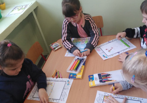 Dzieci tworzą ilustracje do wspólnego opowiadania