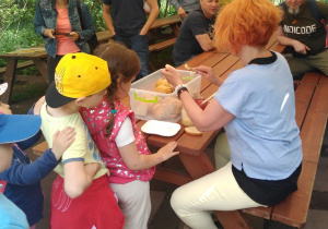 Dzieci częstują się kanapką z miodem