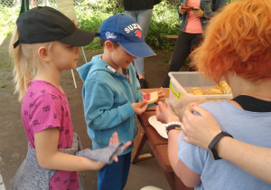 Dzieci chętnie jedzą kanapkę z miodem z pasieki w Lipce