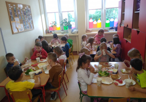Dzieci same robią sobie zdrowe kanapki na śniadanie