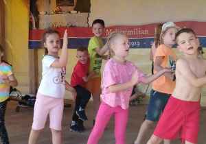 Dzieci tańczą na scenie