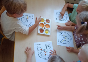 Dzieci tworzą kreatywne prace plastyczne - malują farbami wykorzystując jedynie palce u rąk