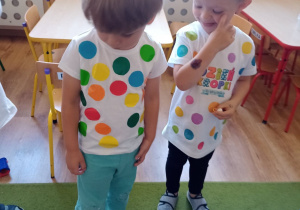 Chłopcy porównują kropki na swoich koszulkach
