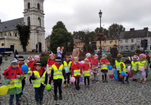 Dzieci stoją na placu Jana Pawła z okazji Dnia Przedszkolaka