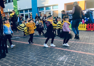 Taniec dzieci z grupy "Pszczółek"
