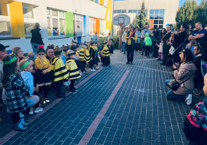 Dzieci nowoprzyjęte do przedszkola śpiewają wspólnie piosenkę "Jestem sobie przedszkolaczek"