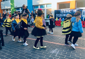 Dzieci z grupy Pszczółek tańczą