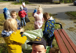 dzieci prezentują zebrane śmieci