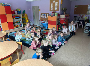 Dzień Głośnego Czytania - uczniowie SP nr 2 w Ozorkowie z wizytą w naszym przedszkolu