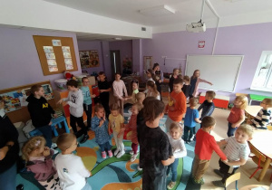 uczniowie i przedszkolaki wspólnie tańczą