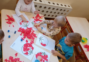 Dzieci wklejają bibułą kontury obrazka (pomidor)