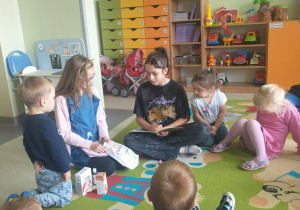 Uczniowie ze Szkoły Podstawowej Nr 2 w Ozorkowie czytają przedszkolakom opowiadania