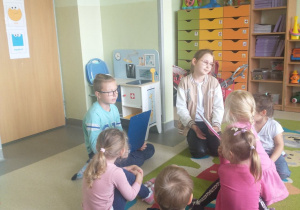 Uczniowie ze Szkoły Podstawowej Nr 2 w Ozorkowie czytają przedszkolakom wiersze