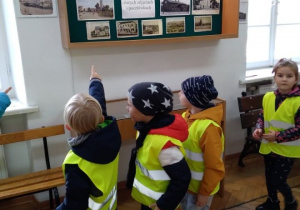 Dzieci oglądają wystawę.
