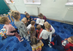 Dzieci oglądają książkę .