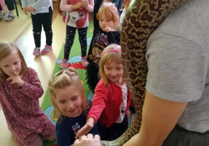 Dzieci głaszczą węża