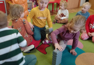 Dzieci układają wieżę z 5 klocków