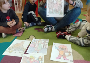 Dzieci rozpoznają po ilustracji baśń "Czerwony Kapturek"